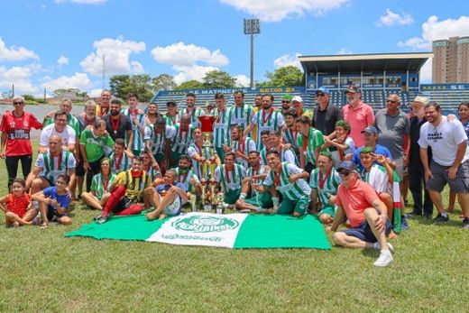 Com a taça de campeão. O Palmeirinha conquistou o título do Amadorzão 2022 ao golear o Bragantino na final por 5x1