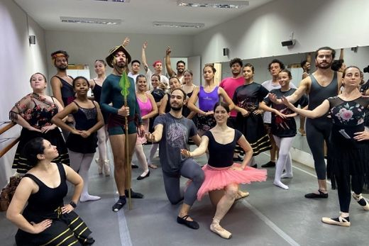 Parte do elenco. Renata Canova Escola de Ballet prepara novo espetáculo, sobre um clássico da literatura