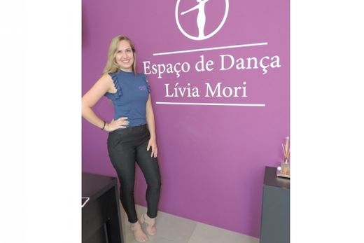 A professora Lívia Mori. Formada em Educação Física, dá aulas de ballet clássico, fit ballet, jazz e pilates solo