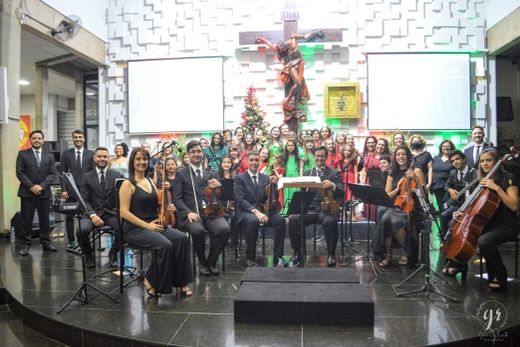 Todos reunidos. Concerto de Natal com a participação de 50 integrantes, entre músicos e cantores