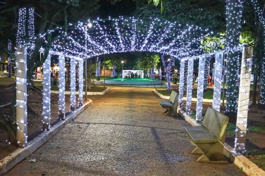 A Praça Central. Local recebeu iluminação especial para o Natal, cuja programação começou na noite da terça-feira (6) com a chegada do Papai Noel