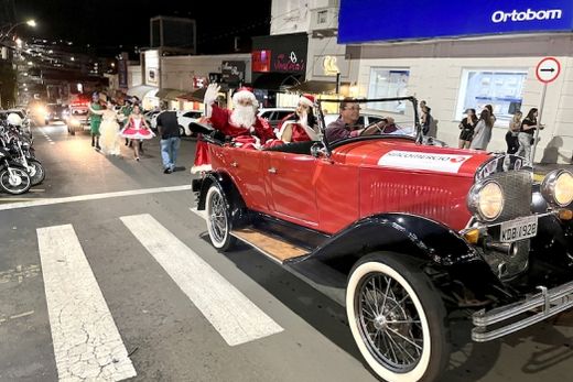 Abertura. Parada de Natal, com a presença do Papai Noel e seus ajudantes na área comercial do Centro