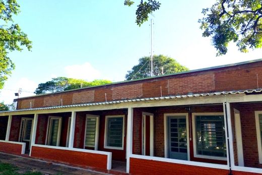 No Pinheirinho. Prédio terá seis apartamentos, sanitários e vestiários, garagem, área de serviços, almoxarifado, copa, cozinha, recepção, depósito, sala de estar e uma área para central de rádios