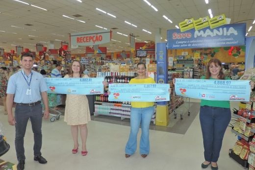 Na loja de Matão. Entrega dos valores arrecadados às instituições aconteceu no último dia 9