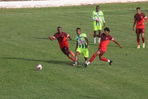 Lance de Matonense 2x3 Noroeste. Foi a primeira derrota em casa sob o comando do técnico Fahel Junior