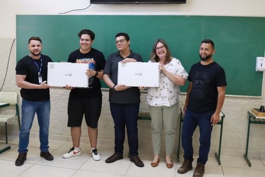 Jean Vitor Miquelino e Erick Levy Balieiro Silva. Vencedores receberam premiação da banca