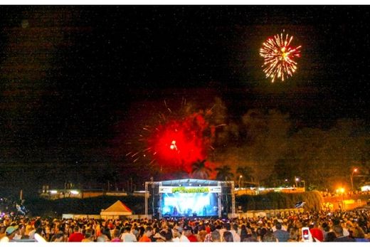 Cores no céu. À meia-noite haverá um lindo espetáculo visual com a queima de fogos sem estampido, em cumprimento à Lei Municipal que proíbe o uso de artefatos ruidosos