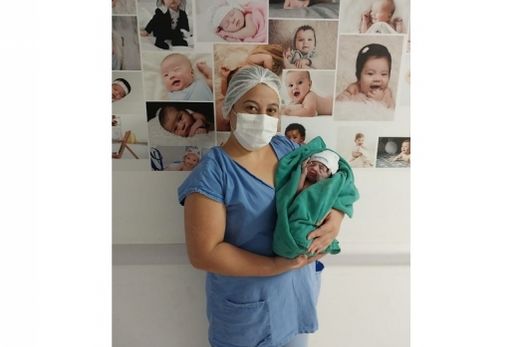 Primeira criança nascida em 2023 na cidade. Yasmim Luiza Silva dos Santos com a colaboradora do Hospital Juscimara Duarte de Oliveira