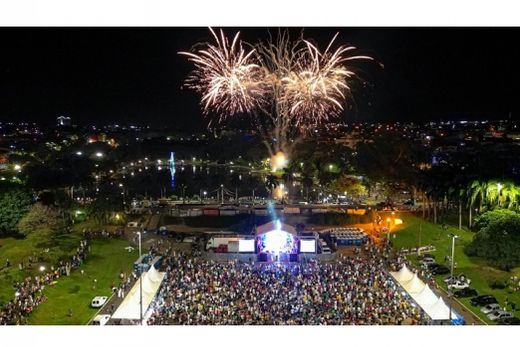 Show da Virada. Festa na praça Alfredo de Paiva Garcia teve 5 atrações musicais e queima de fogos sem estampido