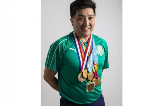 Hugo Hoyama. No domingo (8), o saque inicial do Sesc Verão 2023 será dado pelo mesatenista, um dos atletas mais renomados do Brasil