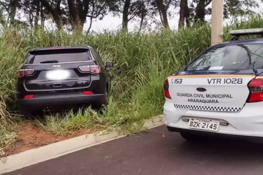 Jeep localizado. No interior do veículo estava uma TV com a tela quebrada