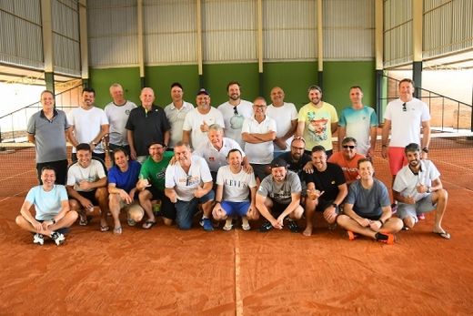 Na quadra de tênis da Chácara Canaã. Além do torneio, amigos se confraternizaram em churrasco comunitário