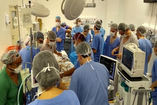 HC divulga imagens da 1ª cirurgia de separação de gêmeas siamesas em Ribeirão Preto