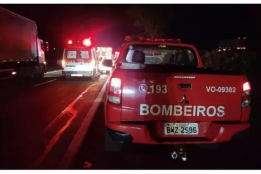 Na SP-310. Menino que estava com os pais em uma van morreu após o acidente