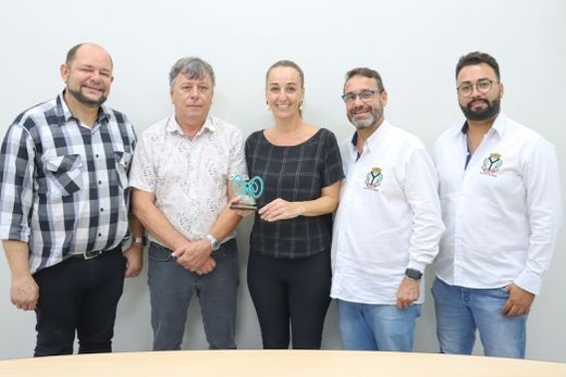 Com o Prêmio 'Luiza Matida'. Jean Fernandes, Cido Ferrari, Marina Cecchetto, Orivaldo Reguin (Faro) e Jonathas Custódio