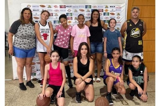 Palmira com Flávio e alunas de uma das categorias do Mamba. Sempre que está em férias, atleta visita o Programa Viva Basquete