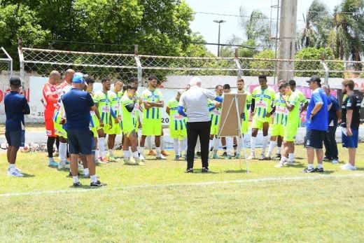 Fahel Júnior orienta jogadores. Treinador está contente com o nível de criação, oportunidades para marcar gols, mudanças táticas e grau de intensidade atingido pela equipe