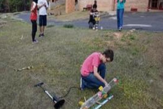 Em evento promovido pela Olimpíada Brasileira de Astronomia e Astronáutica, estudantes preparam lançamento de foguetes de garrafas PET