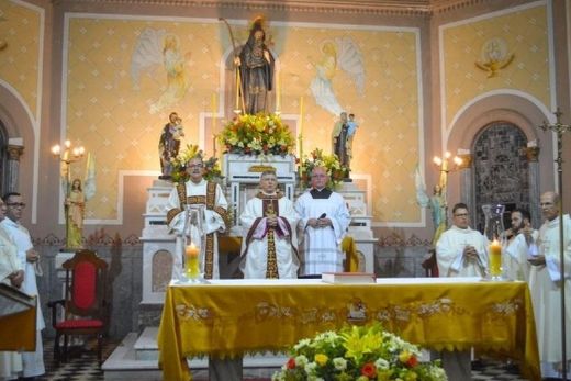 Centenário. O diácono Lauro de Barros, o bispo dom Eduardo Pinheiro da Silva e o padre Rodrigo Biso, junto dos concelebrantes