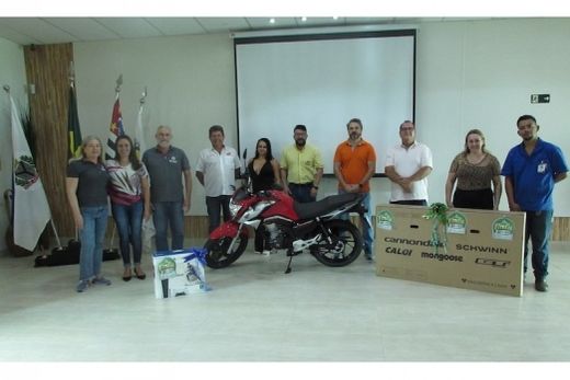 As premiações. Motocicleta para Jéssica Rodrigues, bicicleta para Gabriel Santos e videogame para Josiane Spinelli