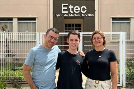Alexandre, João e Ana Claudia, defronte a Etec-Matão. Curso intensivo de língua inglesa será realizado por quatro semanas, nos meses de janeiro e fevereiro