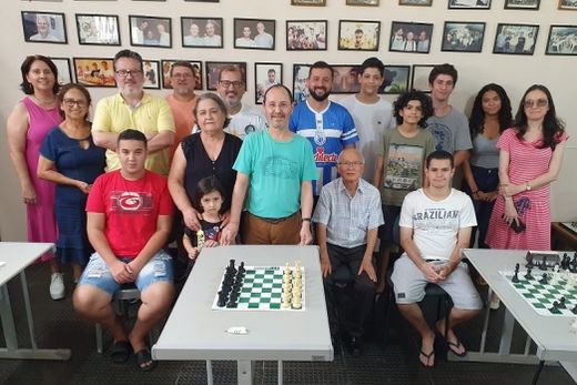Nobre visita. Acompanhado de familiares, Joãozinho foi recebido por membros do CXM
