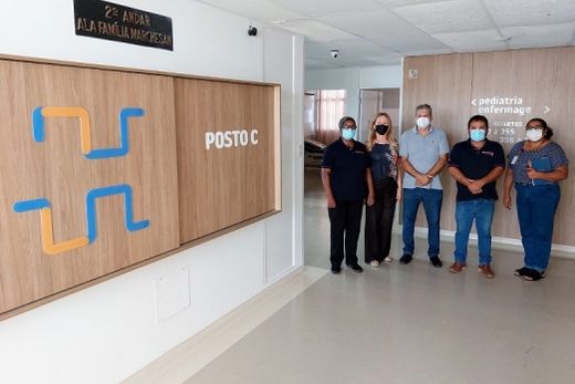 Na entrada do Posto C. Edna dos Santos, Denise Minelli, Achiles Bianchini Filho, Edevaldo Pinto (Di) e Cátia Santos; SindMetal colaborou com Hospital