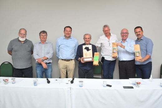 Honraria e presentes. Paulo Bernardi, Cido Ferrari, Alex Antoniosi, Francisco Matturro, Milton Zitelli, Arnaldo Jardim e Itamar Borges