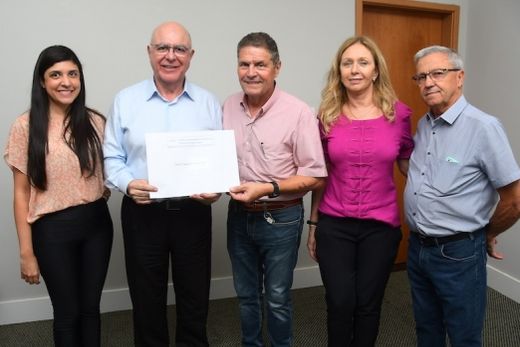 Natália, Arnaldo, João Carlos, Denise e Roberto. O deputado federal recebeu as solicitações do Hospital de Matão