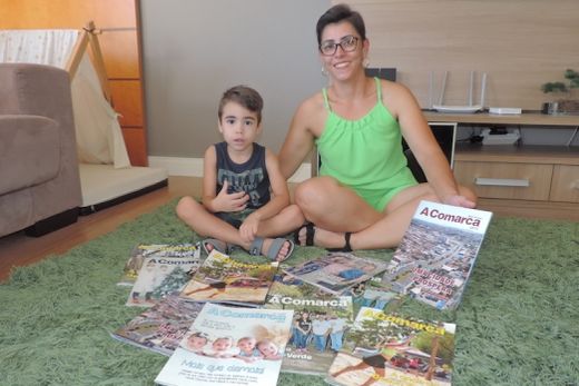 Lorenzo e Lilian Zanini. "Ele adora as revistas; se eu deixar, fica o dia inteiro com elas", conta a mãe