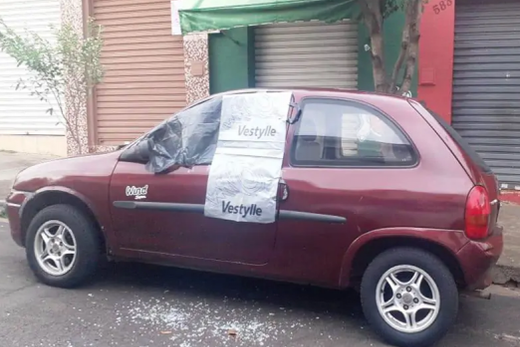 Carro danificado. Ocorrência de vandalismo foi registrada na madrugada desta segunda-feira (30)