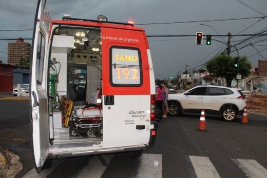 Colisão. Acidente aconteceu no cruzamento da Avenida 15 de Novembro com a Rua São Lourenço