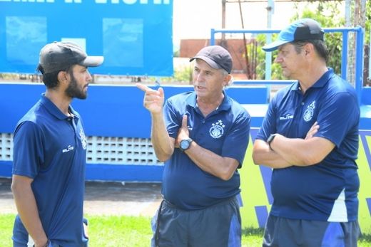 Luiz Carlos Martins, entre Deivid Souza e Rúbio Alencar. Treinador busca informações sobre o elenco da Matonense com membros da Comissão Técnica