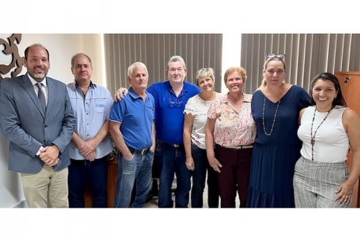 A vereadora Ana Mondini e a promotora Daniela Rein (à direita) com produtores rurais. No encontro foi discutida a finalidade do convênio firmado entre a Prefeitura de Matão e o Governo do Estado para