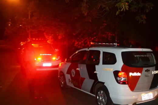 Idosa roubada. Mulher de 61 anos caminhava quando foi abordada por dois ladrões em uma moto