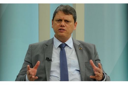Proibição de exigência do cartão de vacina contra a covid-19. Tarcísio de Freitas diz que cobertura atingiu 90% da população do estado
