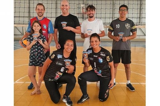 Os campeões. Torneio movimentou os associados que gostam de jogar vôlei