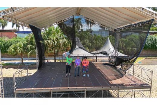 O local que irradia energia. Palco está montado para receber as bandas que animarão o Carnaval Tô Matão