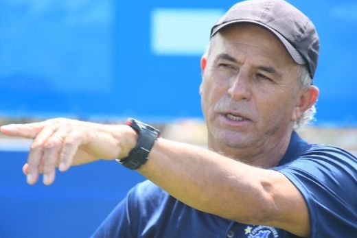 Luiz Carlos Martins. Na maioria das partidas, treinador tem mudado o esquema tático do 3-5-2 para o 4-4-2