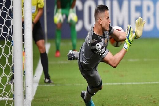 Marcelo Grohe defende pênalti do título gremista