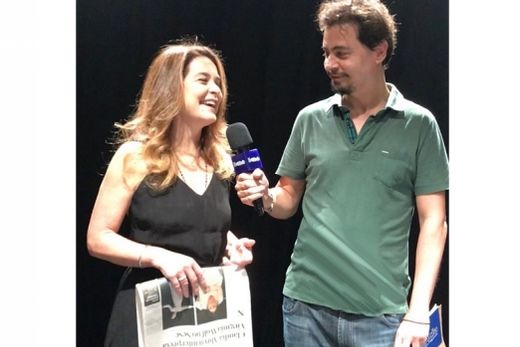 Claudia Abreu (com A Comarca nas mãos), entrevistada por Emilio Paganin. "Quero ir até vocês, levar cultura, alegria, atuar mais de perto das pessoas"