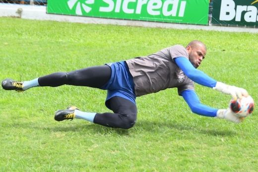 Weide. Goleiro fez três grandes defesas e garantiu a vitória contra o Desportivo Brasil