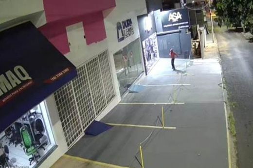 Tentativa de furto. Imagens mostram a ação criminosa na madrugada desta terça-feira (28)