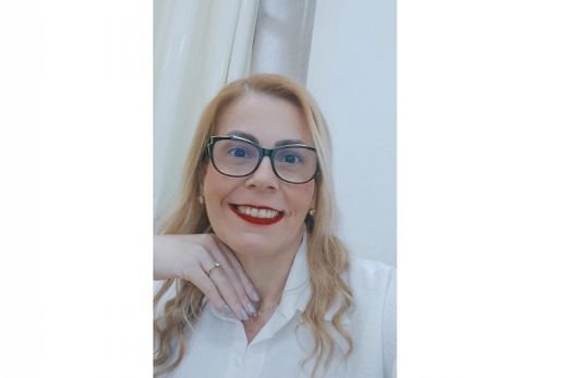 Elisangela. "É pré-requisito a formação em qualquer curso superior de Licenciatura ou o estar cursando"