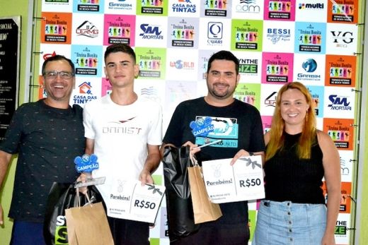 Campeões na categoria Masculina A. Gabriel de Castro e Samuel Costa Peres, entre Douglas Castro e Janaina Peres