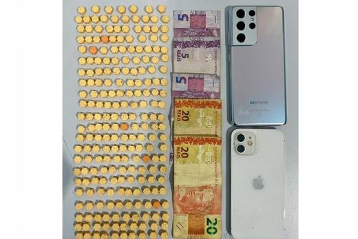Apreensão. Droga sintética, dinheiro e celulares estavam no interior do veículo