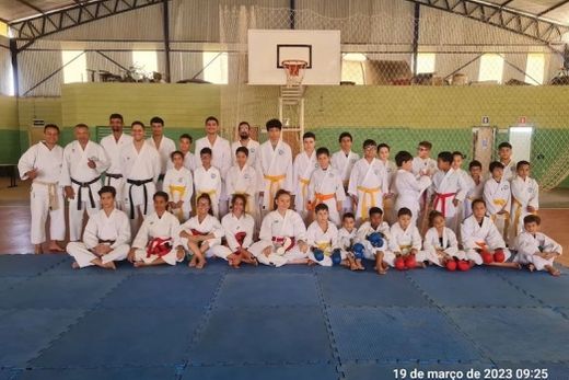 Na Quadra Poliesportiva da EM 'Antonio Carlos Manzini'. Local é a sede do Programa Pedagógico 'Karatê para Todos'