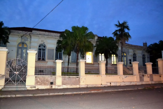 Adolescente armado com facas. Direção da unidade conteve o aluno e chamou a Polícia Militar. Ninguém ficou ferido