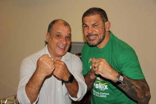 Motivação. Caio Panegossi (diretor comercial da Brasilux) com o palestrante Rodrigo Minotauro
