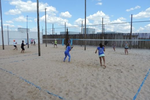 Todas as quadras ocupadas. Jogos aconteceram simultaneamente na Arena Beach Matão